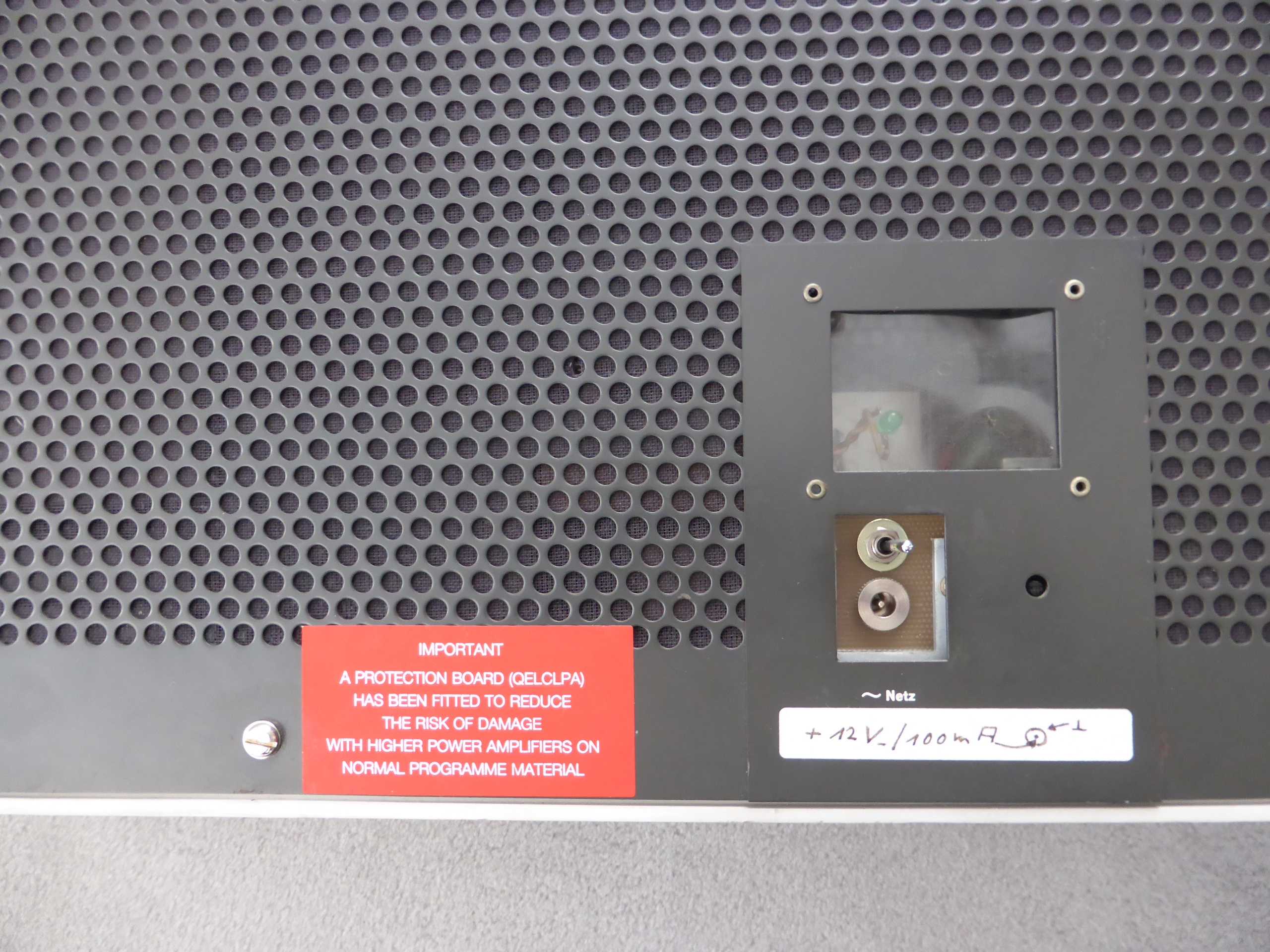 Ansicht auf DC input und Hinweis auf Protection Circuit